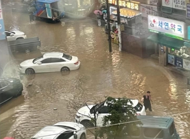 9일 경기도 의정부 용현동의 한 도로가 물에 잠겨 있다. 온라인 커뮤니티 캡처