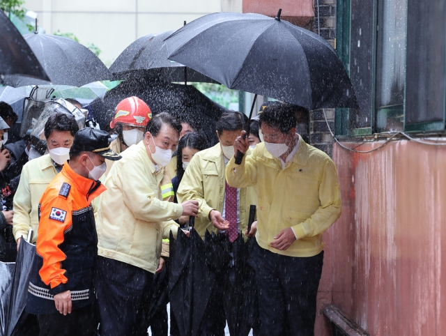 윤석열 대통령이 9일 서울 관악구 신림동 침수 피해 사망사고가 발생한 빌라를 방문하고 있다. 뉴시스