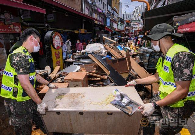 10일 서울 동작구 남성사계시장에서 대민 지원 나온 군인들이 짐을 옮기고 있다.