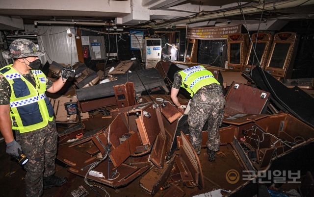 10일 서울 동작구 남성사계시장에서 대민 지원 나온 군인들이 반지하 건물에서 복구 작업을 하고 있다.