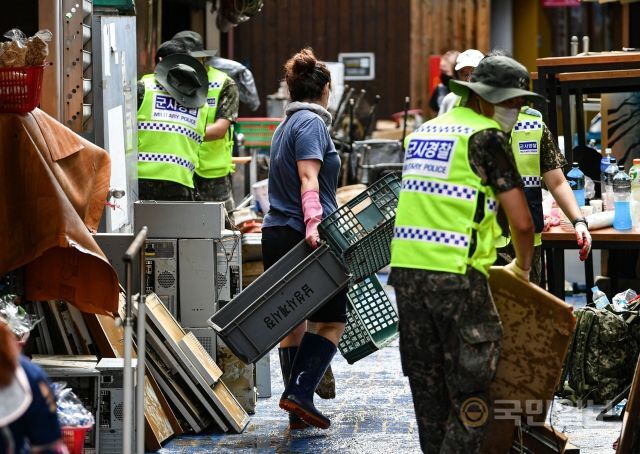 10일 서울 동작구 남성사계시장에서 상인과 군인들이 복구 작업을 하고 있다.