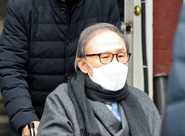 동부구치소 수감 도중 50여일 간 병원에서 기저질환 치료를 받은 이명박 전 대통령이 지난해 2월 10일 오후 서울 종로구 서울대병원에서 퇴원하고 있는 모습. 공동취재사진