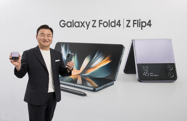 삼성전자 MX사업부장 노태문 사장이 10일 언팩 행사에서 차세대 폴더블 스마트폰 '갤럭시 Z 플립4(Galaxy Z Flip4)'와 '갤럭시 Z 폴드4(Galaxy Z Fold4)'를 소개하고 있다. 삼성전자 제공