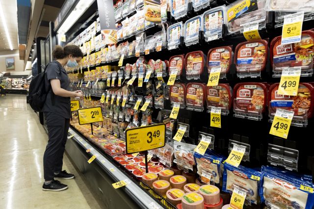 지난 7월 미국 워싱턴 DC의 한 마트에서 소비자가 식료품의 가격을 살펴보고 있다. EPA연합뉴스