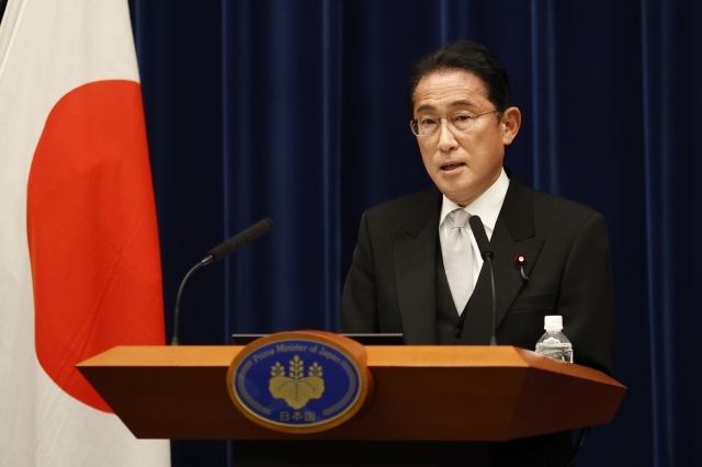 기시다 후미오 일본 총리가 10일 도쿄 총리관저에서 새 내각 출범 기자회견을 하고 있다. AP연합뉴스