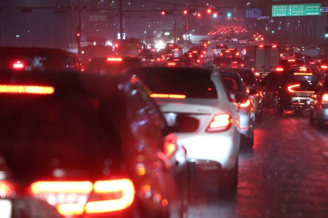 지난 8일 밤 서울 강남 일대 도로 곳곳이 침수되면서 차량정체를 빚고 있다. [사진 출처 = 연합뉴스]