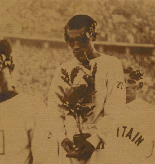 베를린 올림픽에서 1936년 8월9일 금메달을 딴 손기정은 시상대에서 월계수 화분으로 일장기를 가린 채 고개를 숙였다. 사진=휴머니스트 제공
