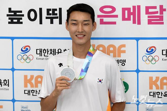 한국 육상 최초로 세계선수권에서 은메달을 획득한 '높이뛰기 간판' 우상혁(26·국군체육부대)이 21일 인천국제공항을 통해 귀국한 뒤 은메달을 들어보이고 있다. 노컷뉴스