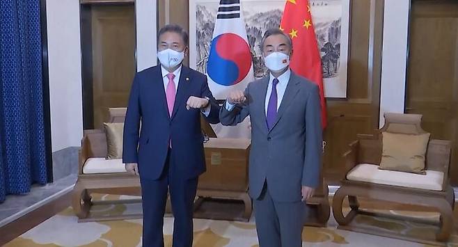 박진 외교장관은 9일 중국 칭다오에서 왕이 중국 외교부장과 회담했다.