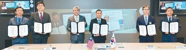 롯데케미칼, 삼성엔지니어링, 삼성중공업, GS에너지, SK에너지, SK어스온, 말레이시아 페트로나스 등 7개사가 한국-말레이시아 간
탄소 포집-운송-저장사업에 나선다. 각 사 관계자들이 기념 촬영하고 있는 모습. 사진제공|롯데케미칼