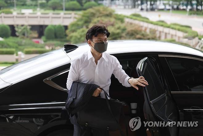 출근하는 한동훈 법무장관 (과천=연합뉴스) 신준희 기자 = 한동훈 법무부 장관이 10일 오전 정부과천청사로 출근하고 있다. 2022.8.10 hama@yna.co.kr