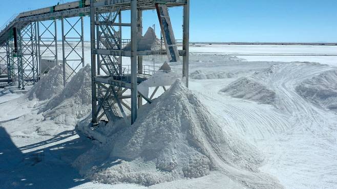남미 국가에서는 소금기 있는 지하수를 증발시켜 리튬을 얻을 수 있다. (사진= AFP)