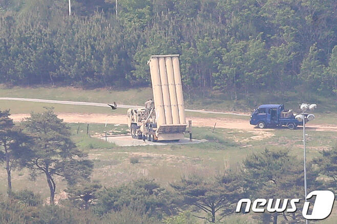 경북 성주군 사드 기지에서 주한미군 관계자로 보이는 이들이 발사대를 점검하는 모습. 2021.5.14/뉴스1 ⓒ News1 공정식 기자