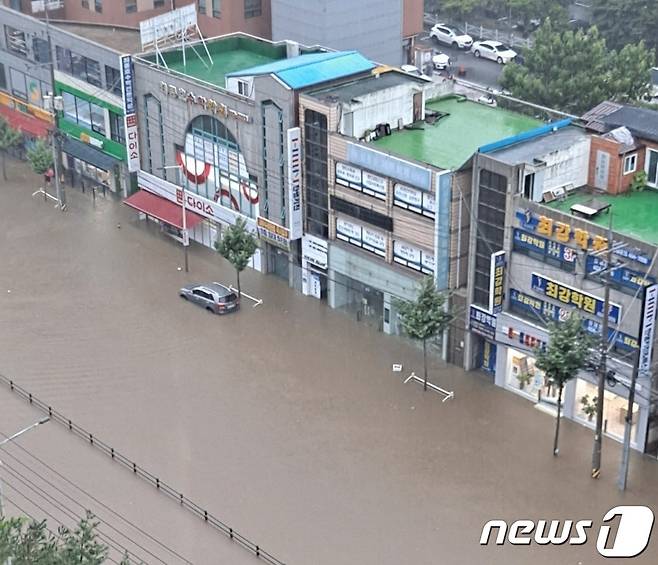 11일 내린 많은 양의 비로 전북 군산시 나운동 거리가 침수됐다.(독자 제공)2022.8.11/ⓒ 뉴스1