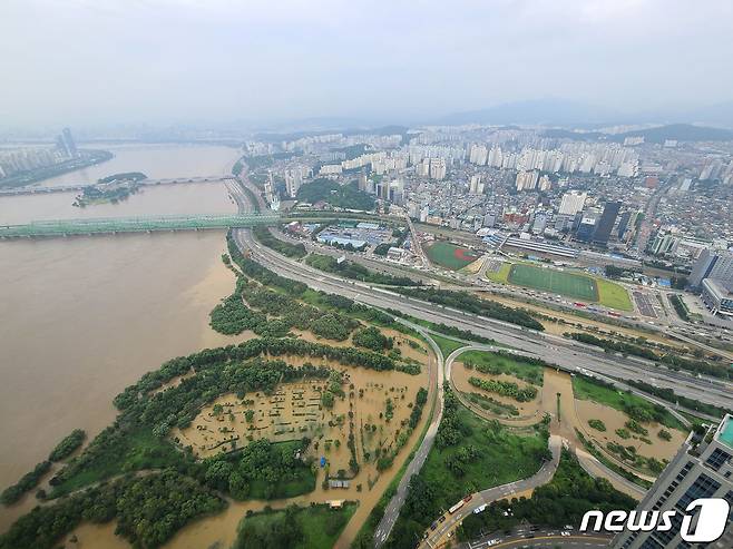 10일 서울 한강이 전날 내린 폭우로 인해 흙탕물로 변해 있다. 2022.8.10/뉴스1 ⓒ News1 이성철 기자