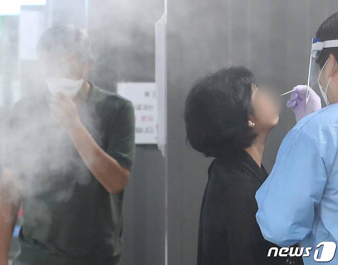 신종코로나바이러스 감염증(코로나19) 신규 확진자가 10만7894명 발생한 4일 오전 서울 용산구보건소 선별진료소를 찾은 시민들이 검사를 받고 있다. 2022.8.4/뉴스1 ⓒ News1 이성철 기자