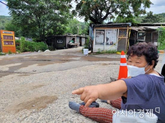 지난 8일 서울시를 강타한 폭우로 인해 구룡마을에 살던 김모씨(75)는 한순간에 집을 잃게 됐다. 집이 무너지던 상황을 설명하는 김씨. /사진=공병선 기자 mydillon@