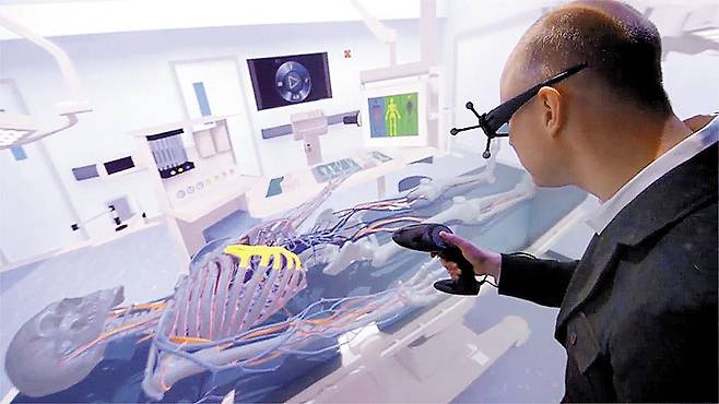 지난 1월 미국 라스베이거스 국제전자제품박람회(CES)에서 한 관람객이 다쏘시스템이 3D 기술로 제작한 인체를 AR(증강현실) 안경을 쓰고 관람하고 있다. /다쏘시스템