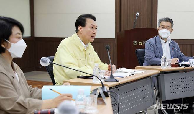 윤석열 대통령이 11일 서울 양재동 하나로마트 회의실에서 제5차 비상경제민생회의를 주재하며 발언하고 있다. /뉴시스