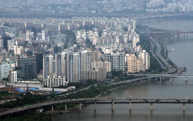 사진은 지난 7일 서울 송파구 롯데월드타워 서울스카이에서 바라본 강남구 한강변 아파트 단지 모습. /뉴스1