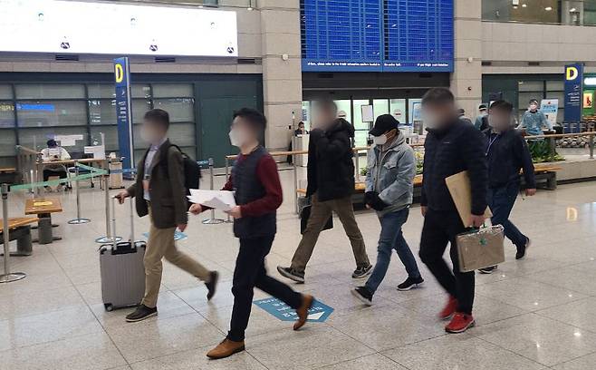 라임자산운용(라임) 사건의 핵심 인물 김영홍 메트로폴리탄 회장의 측근 정모씨가 해외에서 검거돼 지난 1월 22일 오후 인천국제공항 1터미널을 통해서 송환되고 있다./뉴스1