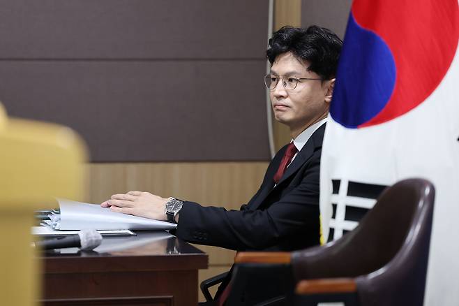 한동훈 법무부 장관이 11일 경기 과천 법무부 청사에서 검사의 수사 개시 규정과 관련한 브리핑을 하기 위해 대기하고 있다. /연합뉴스