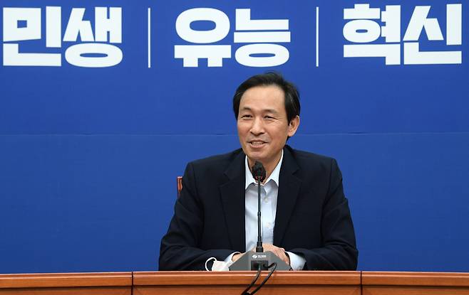 코로나19 확진 후 자택 격리를 마친 더불어민주당 우상호 비상대책위원장이 11일 오후 국회에서 기자간담회를 하고 있다. /연합뉴스