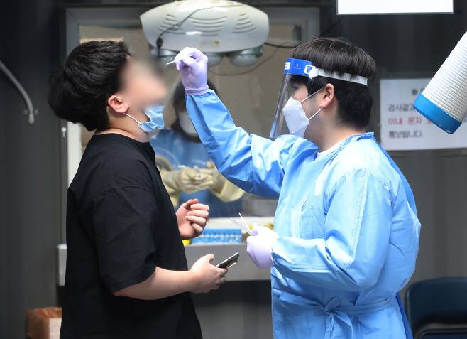 지난 10일 오전 서울 용산구보건소 신종 코로나바이러스 감염증(코로나19) 선별진료소에서 의료진이 검체 검진을 하고 있다. / 뉴스1
