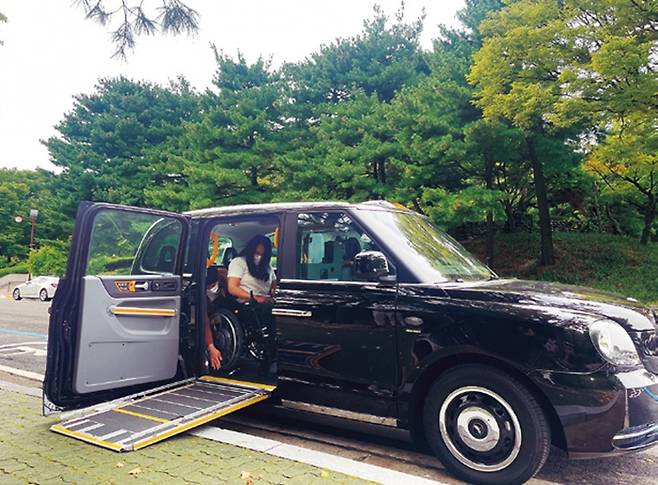 코액터스가 도입한 블랙캡 차량. 슬라이딩 레일이 탑재돼 휠체어를 탄 채로 승하차할 수 있다.