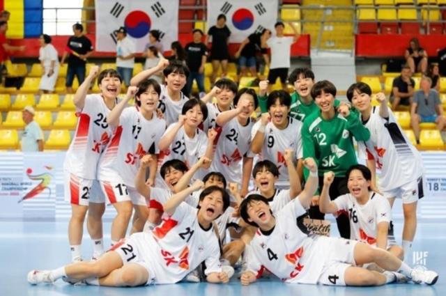 세계여자청소년핸드볼선수권대회에서 우승한 한국 선수단. 국제핸드볼연맹 홈페이지 캡처