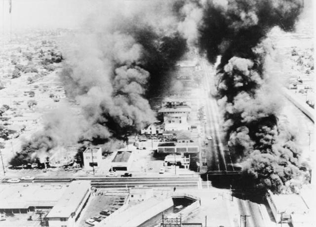 1965년 8월 '와츠 폭동'의 방화로 연기에 휩싸인 LA 남동부 와츠 지구. 위키피디아