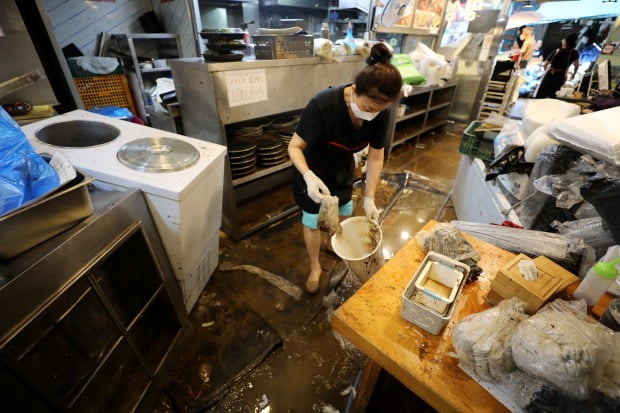 서울 동작구 남성사계시장에서 폭우로 피해를 입은 상인들이 복구 작업을 하고 있다.(사진=뉴스1)