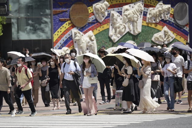 7월 25일(현지시간), 일본 도쿄의 거리를 오가는 도쿄 시민들.(사진=연합뉴스)