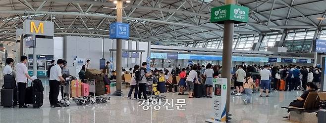 지난 10일 인천공항 이용객들이 제1여객터미널에서 탑승수속을 밟기 위해 길게 줄을 서고 있다.