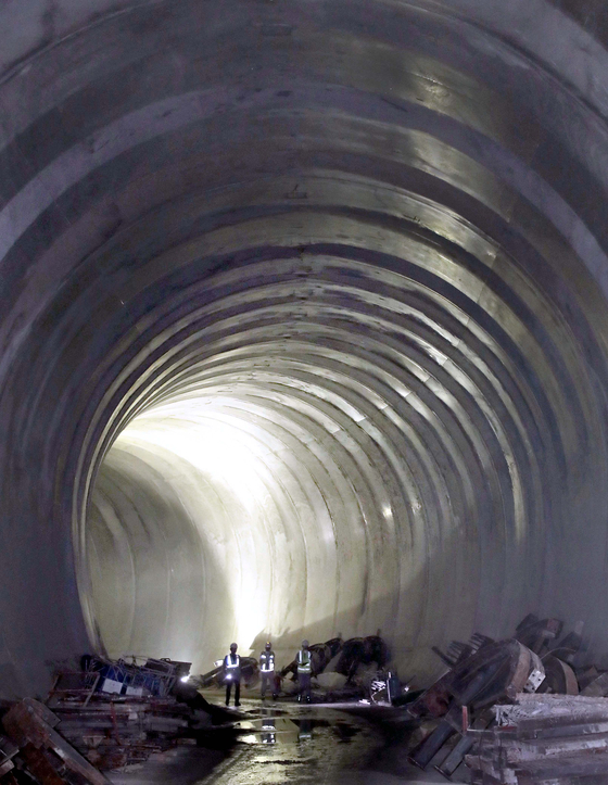 A deep underground rainwater tunnel in Sinwol-dong in Yangcheon District, southwestern Seoul is under construction in 2018. The tunnel, completed in 2020, was built by Hyundai Engineering & Construction and can be used for 100 years to store and drain water in case of flooding. [JOONGANG ILBO]