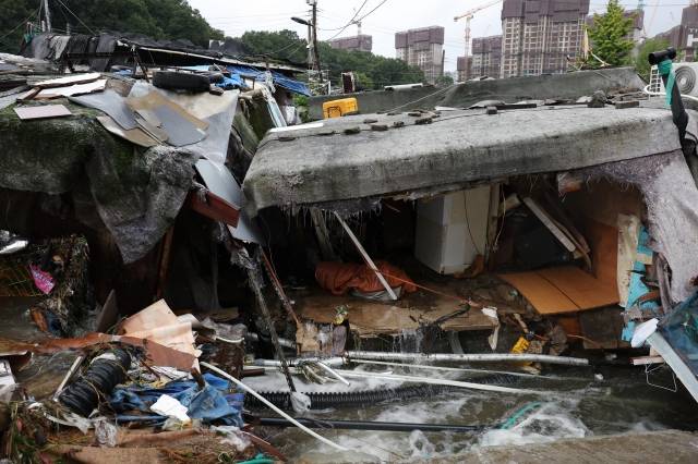 9일 오후 구룡마을 판잣집에 전날 밤 내린 폭우로 쓰러진 채 방치돼 있다. 연합뉴스
