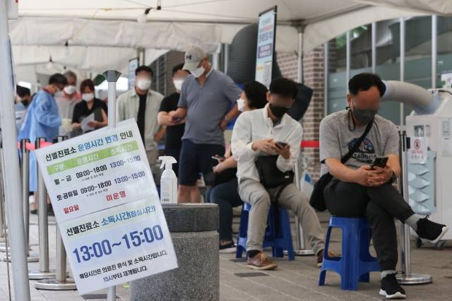 11일 오전 서울 마포구보건소 코로나19 선별진료소를 찾은 시민들이 검사를 위해 대기하고 있다. 연합뉴스.