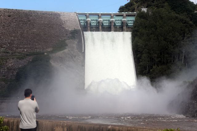 강원도 춘천에 있는 소양강댐이 11일 3시부터 수문을 열고 방류를 시작했다. 연합뉴스