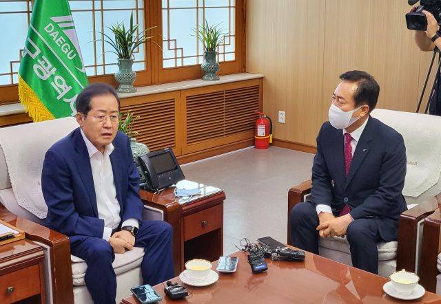 홍준표 대구시장(왼쪽)과 권기창 안동시장이 대구시 산격동 청사에서 11일 안동댐 물을 대구 식수원으로 사용하기 위한 '맑은 물 하이웨이' 사업에 대해 이야기를 나누고 있다. 연합뉴스