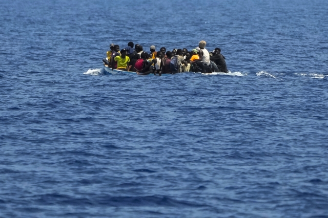 기사 내용과 무관한 유럽행 이주민 선박의 조난 사진. 사하라 이남에서 출발한 것으로 알려진 이주민들이 지난 6일 이탈리아 람페두사섬 남서쪽 인근에서 목선을 타고 지중해를 건너고 있다. 이들은 이탈리아 해안경비대에 의해 구조됐다. AP뉴시스