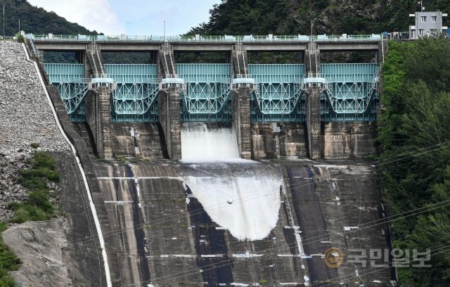 11일 강원도 춘천 소양강댐이 수문을 개방해 물이 쏟아져 내리고 있다.
