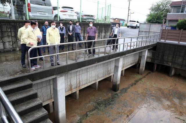 김태흠(앞줄 왼쪽 두번째) 충남도지사가 11일 충남 홍성군 삼봉 배수펌프장에서 시설물을 점검하고 있다. 충남도 제공