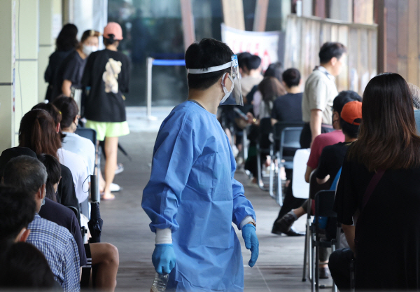 10일 서울 송파구 보건소 코로나19 선별진료소를 찾은 시민들이 검사를 받기 위해 차례를 기다리고 있다. [사진 = 연합뉴스]