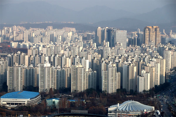 전국 아파트 가격 하락폭이 커지는 가운데 지난 7월 서울 아파트 경매 낙찰률이 26.6%로 2008년 12월 이후 최저로 떨어졌다. 사진은 서울 송파구 일대 아파트 전경. [매경DB]