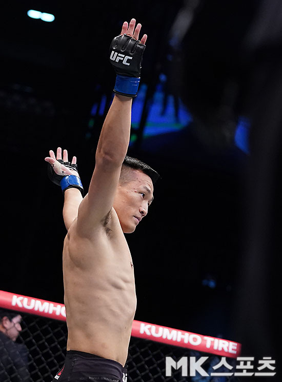 정찬성이 2019년 UFC 부산대회에서 프랭키 에드거를 TKO 시킨 후 기뻐하고 있다. ‘UFC 챔피언 출신을 이긴 첫 한국인’으로 기록된 순간이다. 사진=김영구 기자