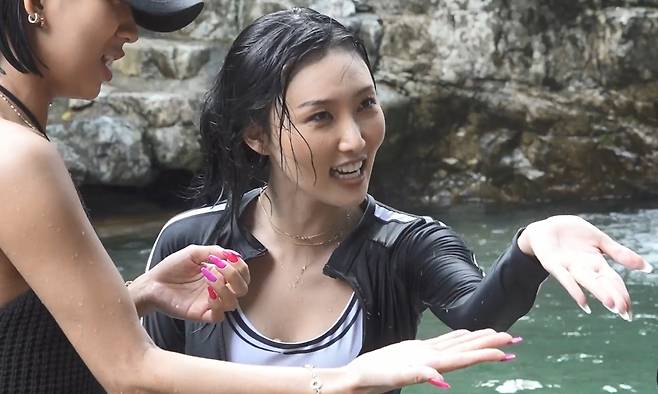 ‘나 혼자 산다’ 화사가 댄서들과 계곡 정복에 나선다.사진=MBC 제공