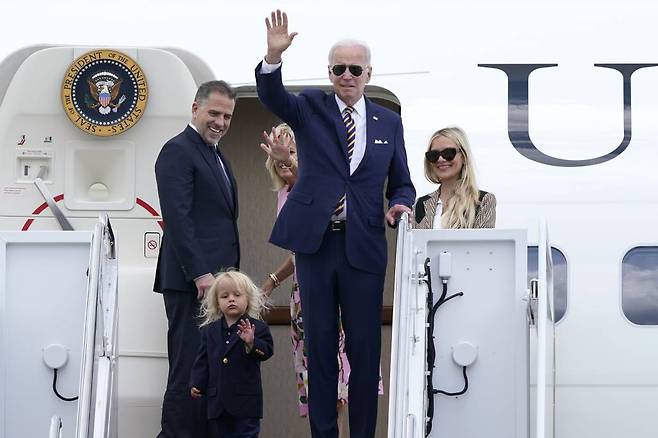 조 바이든 미국 대통령이 10일(현지시간) 메릴랜드주 앤드루스 공군기지에서 가족들과 함께 전용기에 탑승해 손을 흔들고 있다./AP=뉴시스