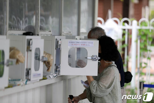 11일 오후 광주 서구 치평동 5·18교육관 주차장에 마련된 임시 선별진료소에서 시민들이 검사를 받고 있다./사진=뉴스1