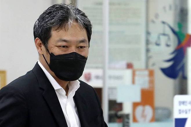 박수현 전 청와대 대변인 관련 허위사실공표 혐의를 받는 유튜버 김용호씨가 지난 6월7일 서울 서초구 서울중앙지방법원에서 열린 공판준비기일에 출석하고 있다./사진=뉴시스