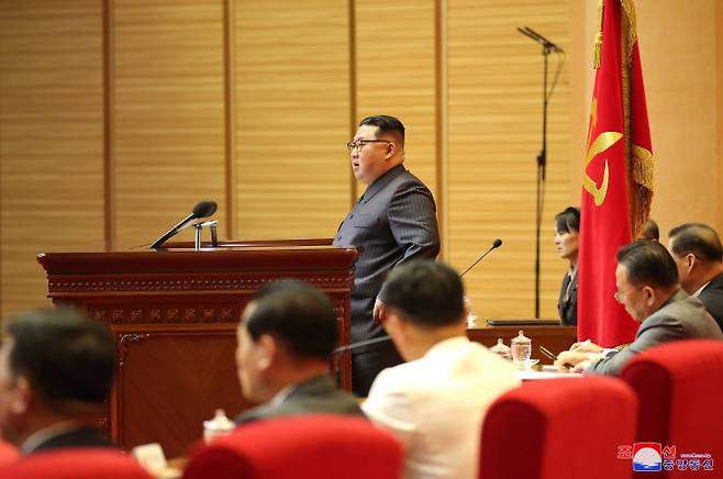 김정은 북한 국무위원장이 지난 10일 전국비상방역총화회의를 주재하고 코로나19 위기가 완전히 해소됐다고 선언했다. (사진=조선중앙통신)